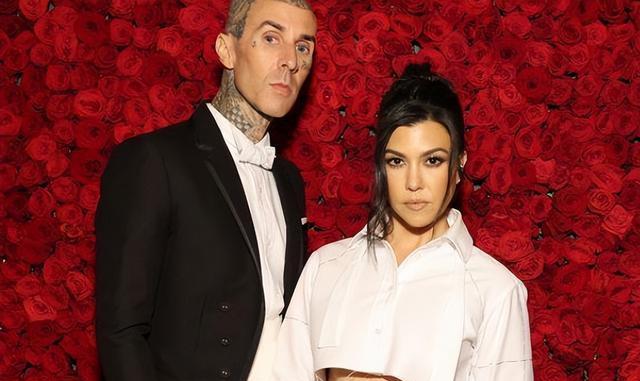 金·卡戴珊|卡戴珊大姐晒近照惹争议!随意进入男厕,小便池前自拍太疯狂