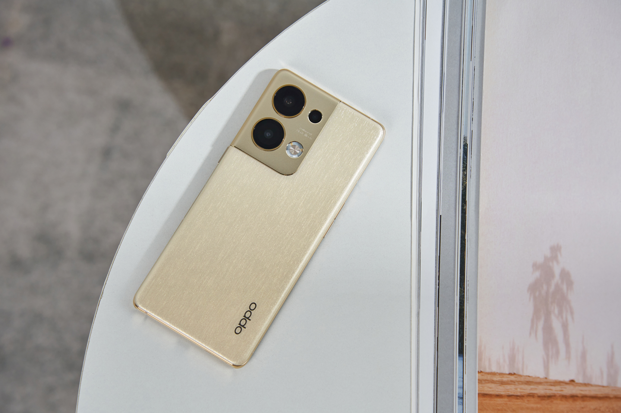 创维|7.99mm的厚度、192g重，手感相当轻薄