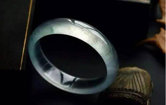 翡翠|无色翡翠越来越受欢迎，你会怎么选？