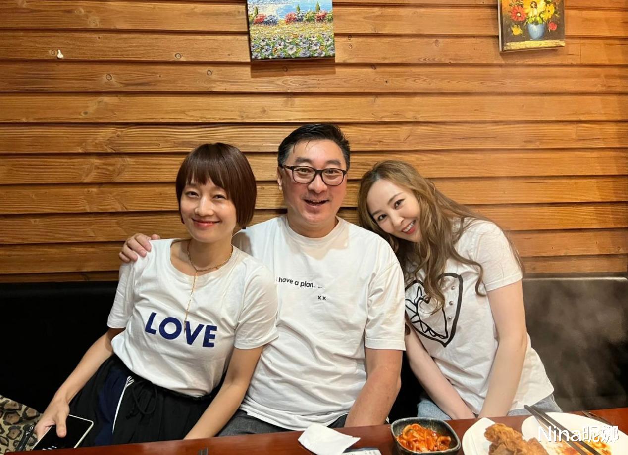 马伊琍|马伊琍同富豪聚会!现场被富豪主动搂肩太腻歪,穿T恤全程开心成眯眯眼