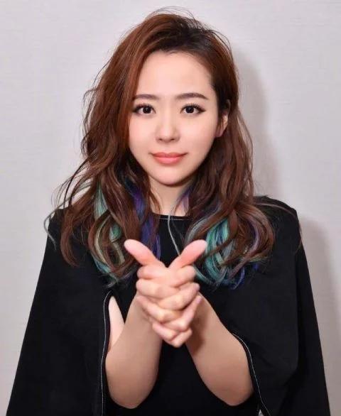 刘德华|刘德华为新剧下乡村取景，绅士地挥手同村民打招呼，举止淡定从容