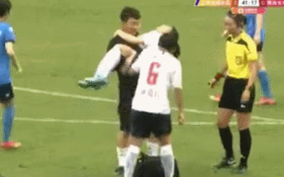 |职业足球联赛不职业,球员受伤竟无担架,被直接公主抱抱下球场!