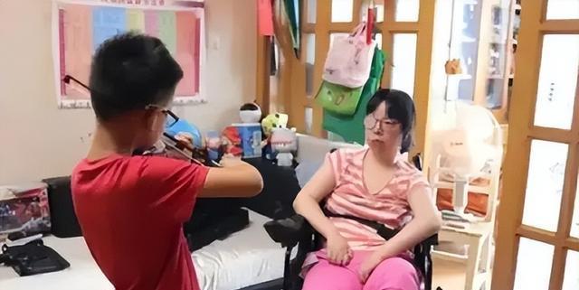 30岁女博士因病瘫痪,被丈夫抛弃后,靠一根手指逆风翻盘!
