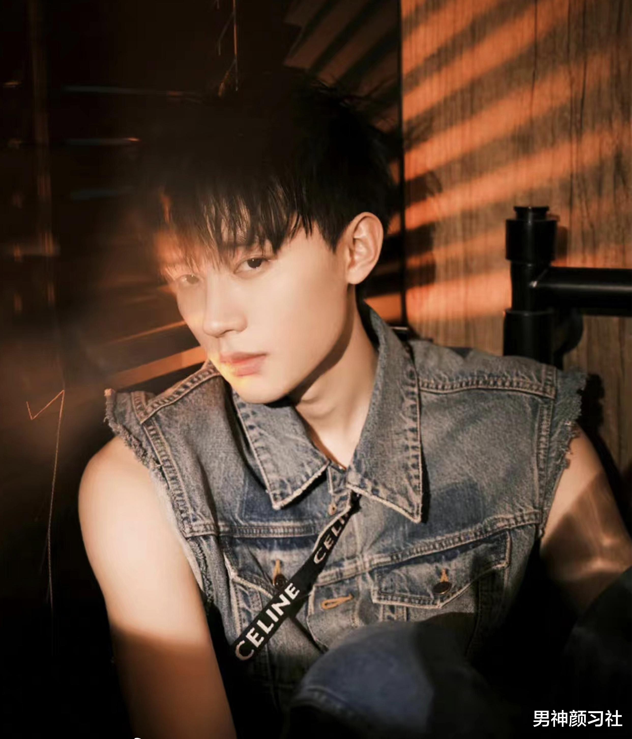 没肌肉就不能穿无袖？除非你穿的是你爸的“白汗衫”