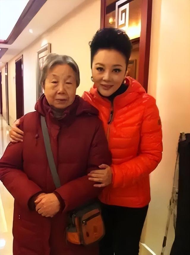 著名演员梁丽:带着儿子再婚,为去世的前夫抬棺,54岁仍单身 - 娱乐资讯