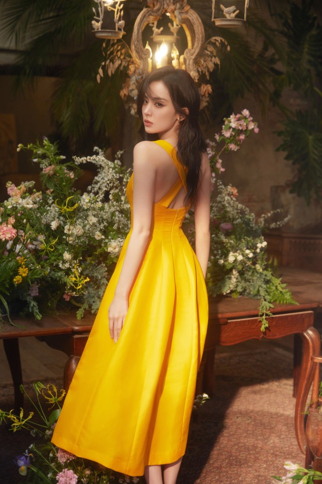 古力娜扎穿裙子的样子让人着迷，柠檬黄色收腰裙加身，氛围满满