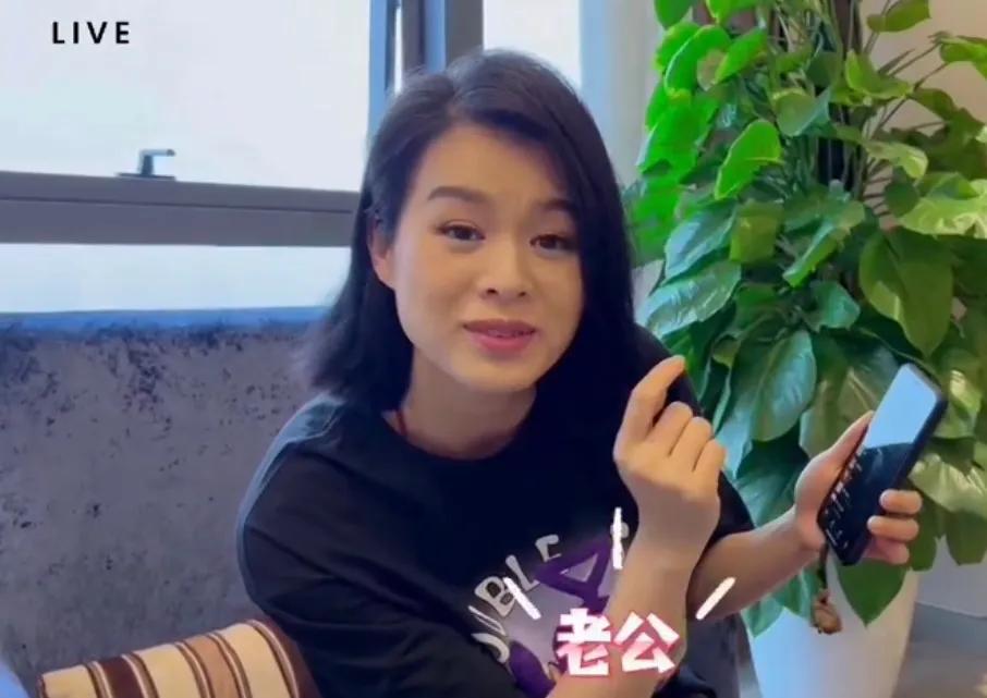 胡杏儿 胡杏儿为节目剪短发,老公用心给意见,三个儿子都说妈妈新发型靓