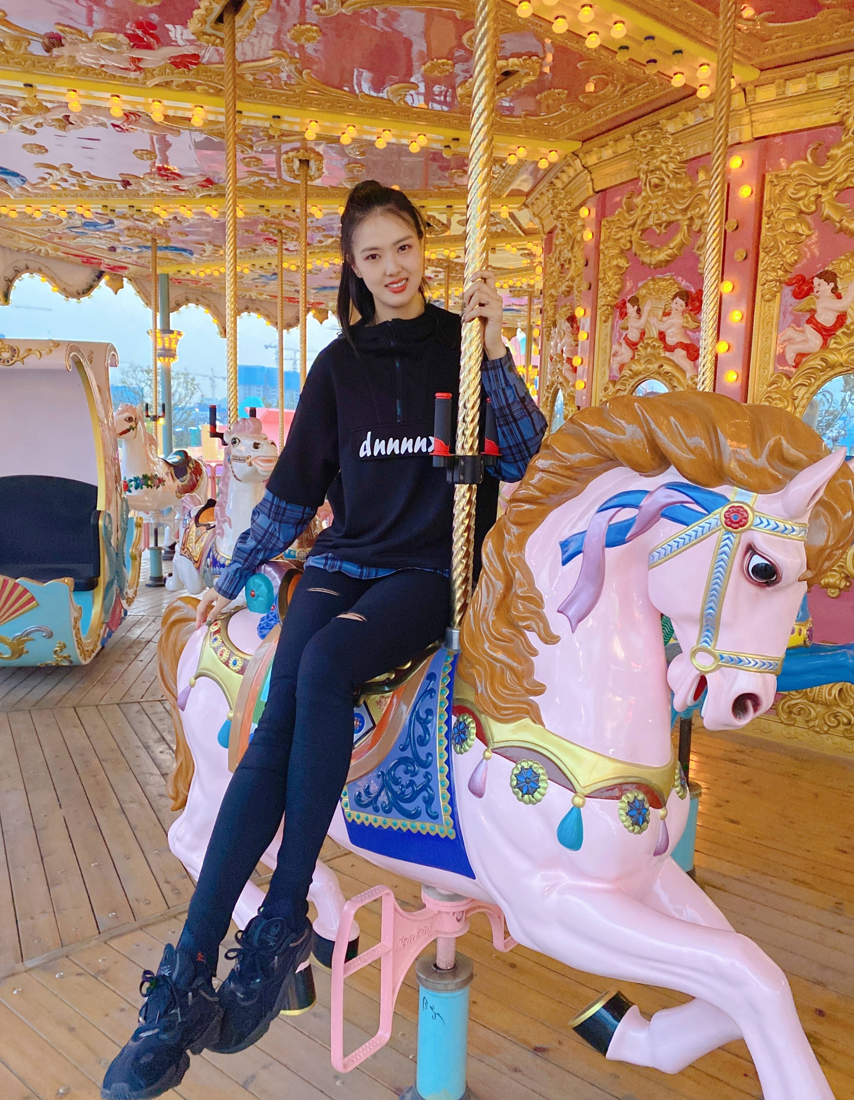 植物医生 张常宁妇女节亮相,发型更加成熟,直言女性的力量是无穷的