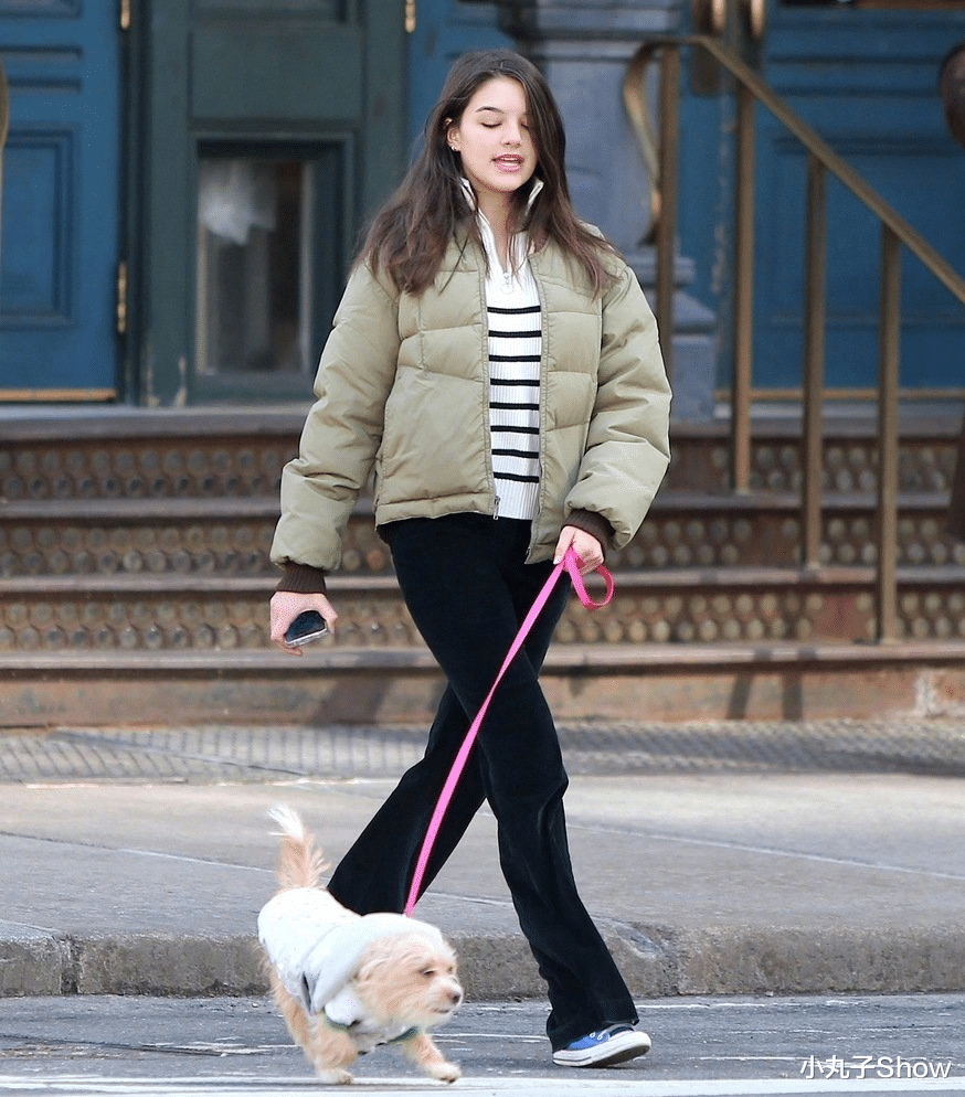 汤姆·克鲁斯|汤姆·克鲁斯女儿苏瑞长大了，穿小短裙街头遛狗，颜值像爸爸翻版