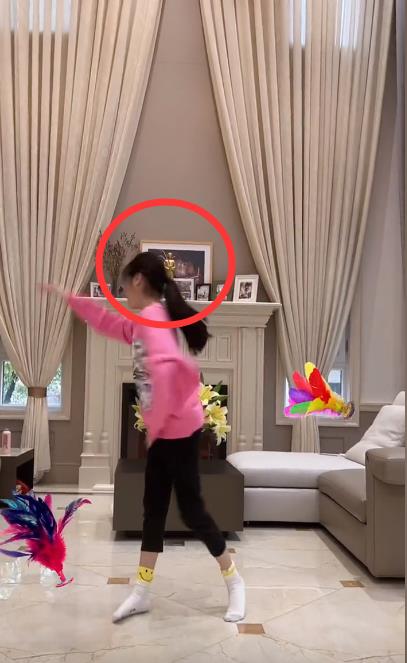 左小青妈妈的豪宅内景曝光,客厅面积大装修奢华,女儿在客厅表演