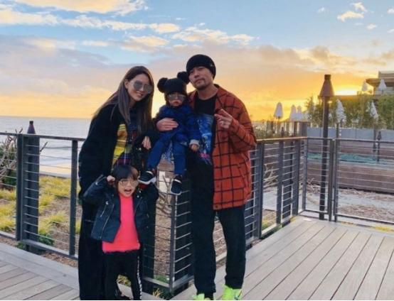 昆凌|周杰伦昆凌“官宣”三胎,普通家庭学不来,看看昆凌状态就知道了