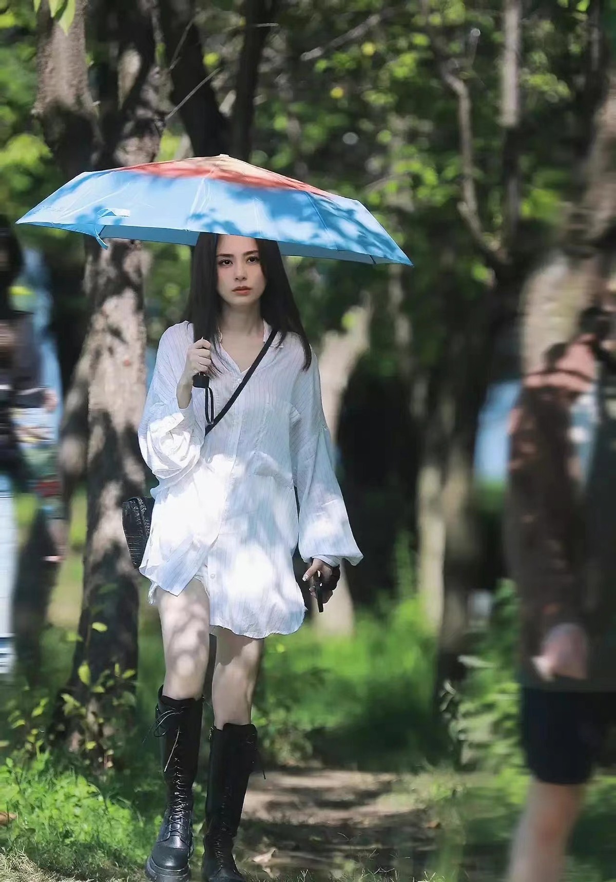 阿娇亮相再次封神！暴瘦20斤后变“校园女神”，穿白衬衣哪像41岁