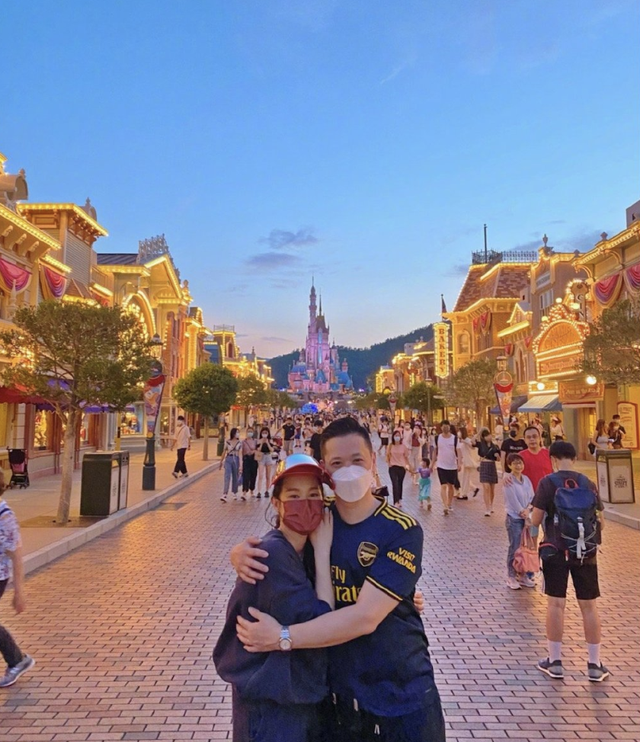 胡杏儿|胡杏儿老公晒儿子近照,兄弟三人穿连体衣,同框模仿李小龙好有爱