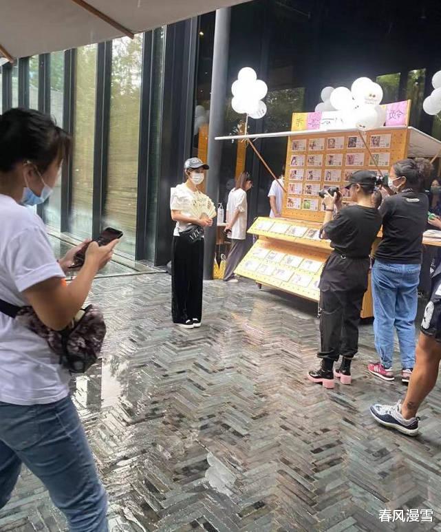 孙俪|孙俪素颜参加孩子的义卖,干练朴实,没曾想其隶书意外“火”了