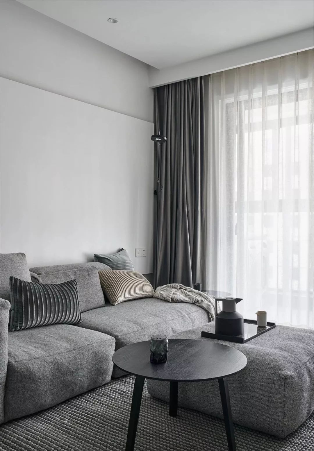 95㎡现代简约三居室,原木收纳柜配大白墙实用舒适有格调!