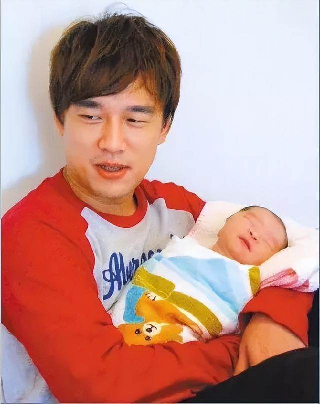 王耀庆|王耀庆妻子郭晏青，二人相识于小学4年级，婚后生两子，幸福美满