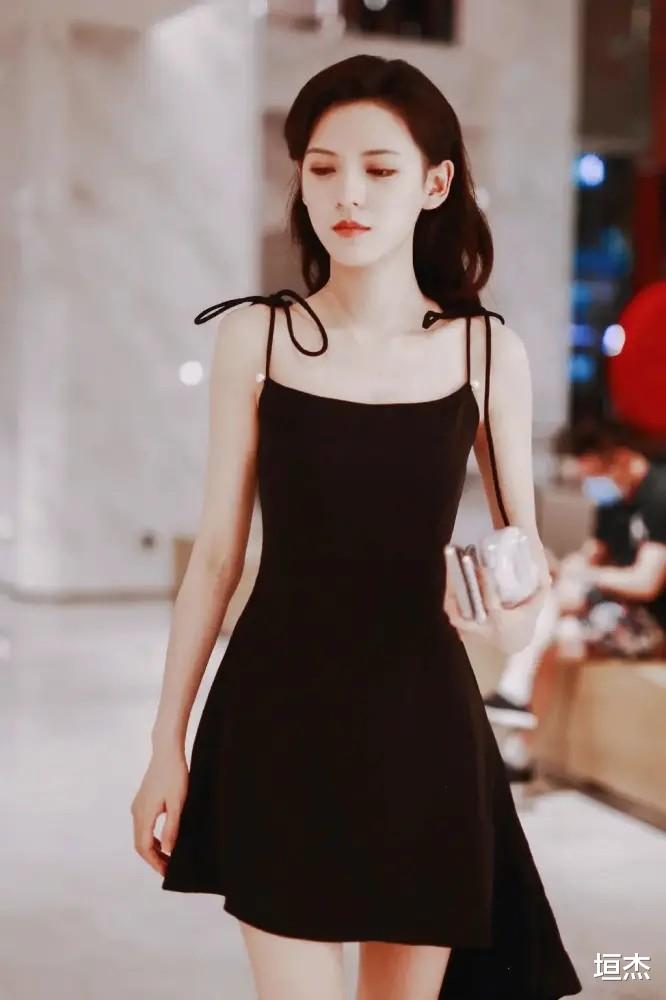 迪丽热巴|同样是穿吊带裙,巩俐霸气、 迪丽热巴金色传说、张予曦穿出高定范