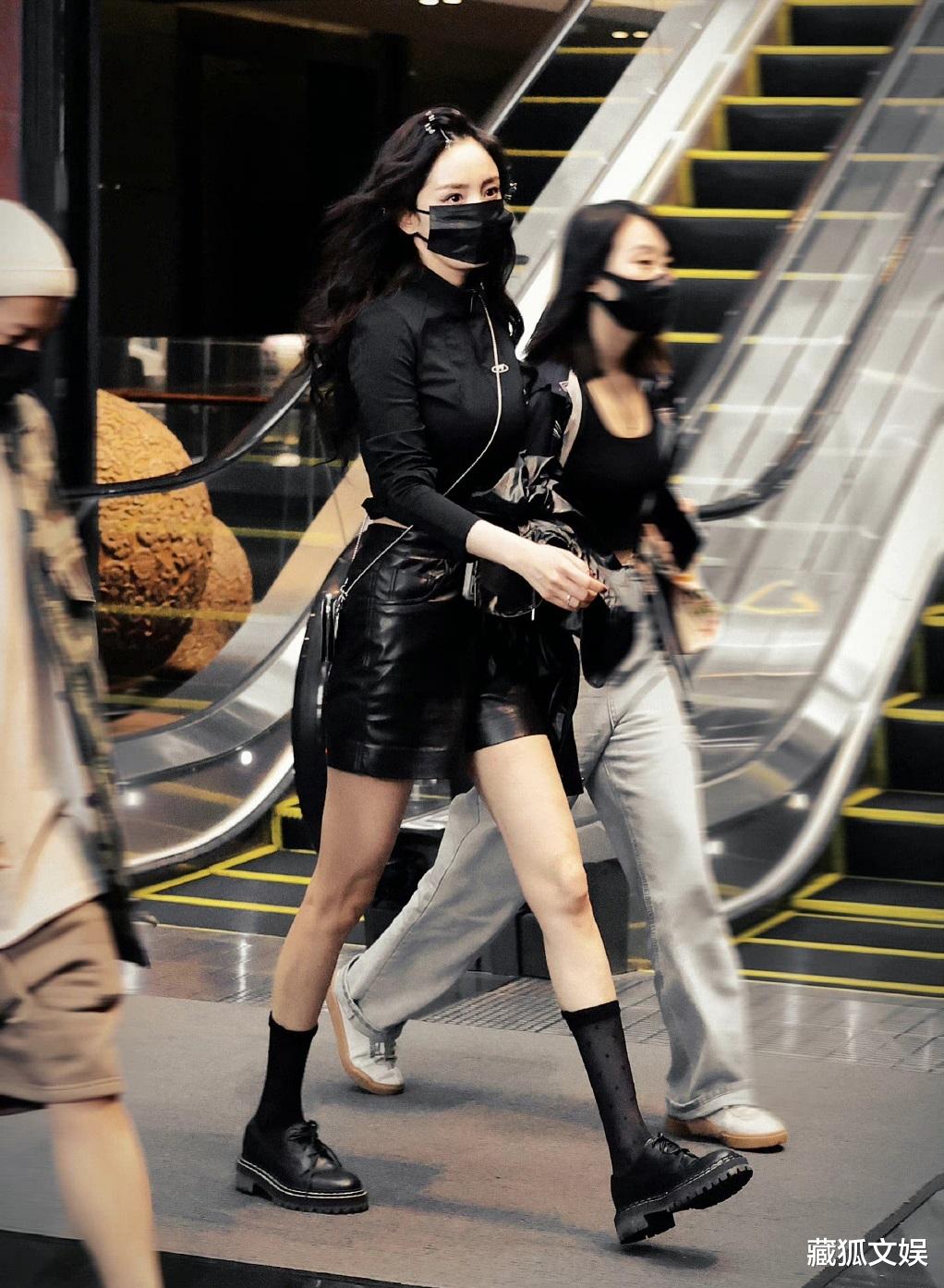 杨幂|杨幂《密逃4》开录!黑衫搭红手套酷似女超人,花臂错位图太好笑