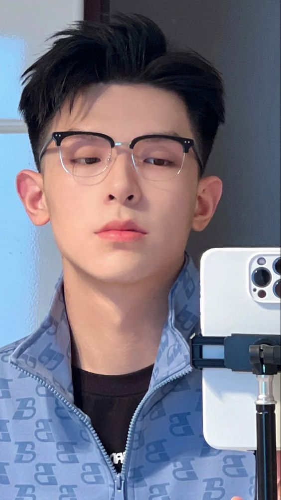 发型 百变帅气的夏日发型，简单还有型，很多男士都在剪