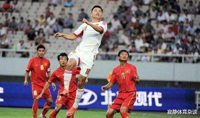 武磊|16倍镜破案，国足输日本越南武磊丢球一模一样，李霄鹏60天练了啥
