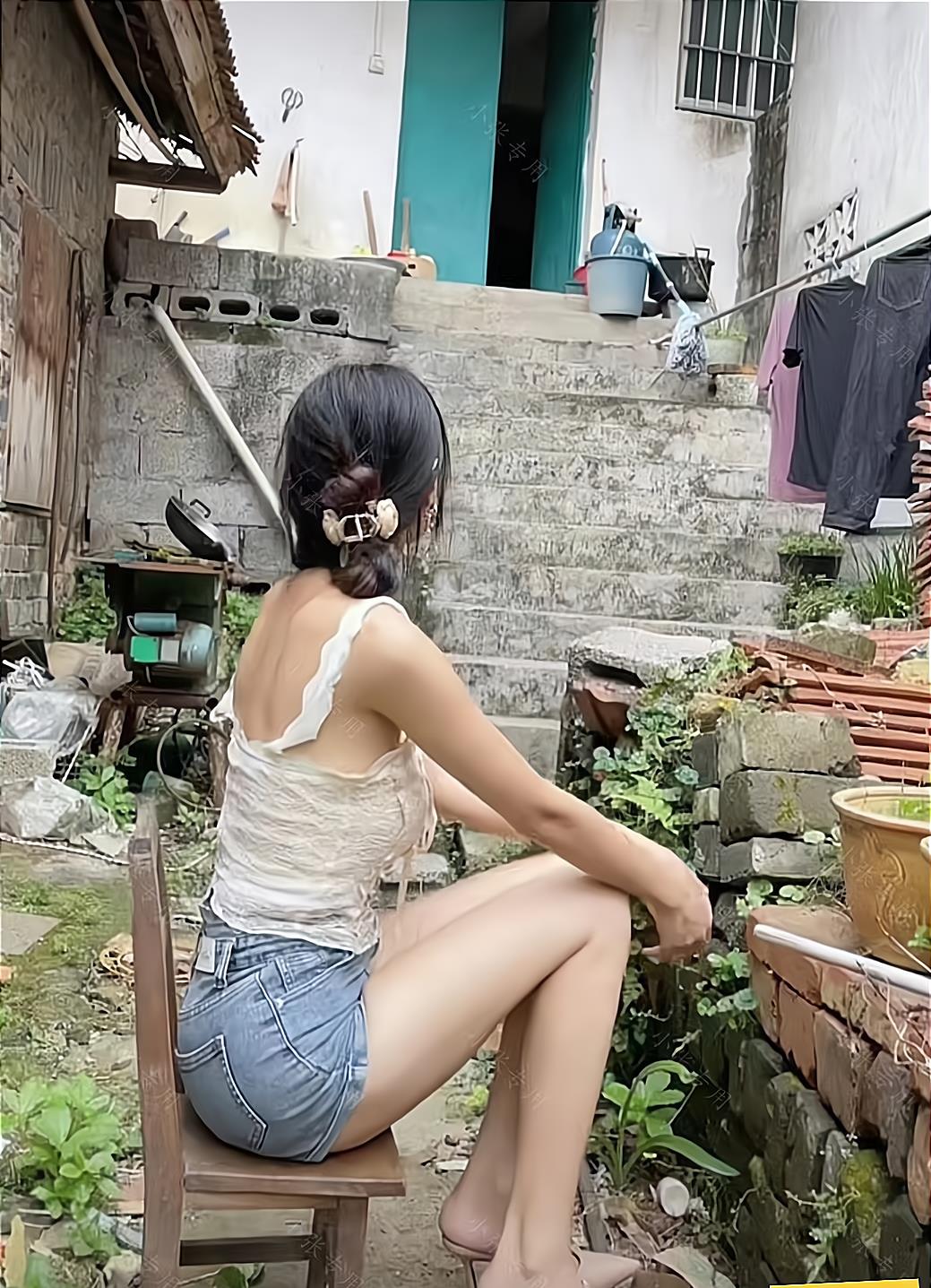 女子穿高跟鞋坐在院子里,婆婆主动给她拿拖鞋,丈夫一脸羡慕