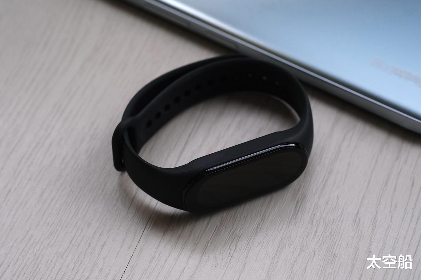 |屏幕更大，功能更全，小米手环7评测