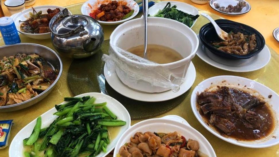 工地完工，包工头请客，喝完酒去结账时，包工头看完账单气得暴跳如雷！！居然无故多了2瓶
