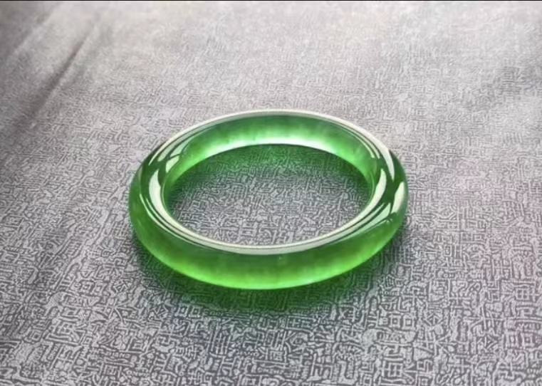 翡翠|翡翠的颜色重要，还是品质重要？除了这二者，我们还需要注意什么?