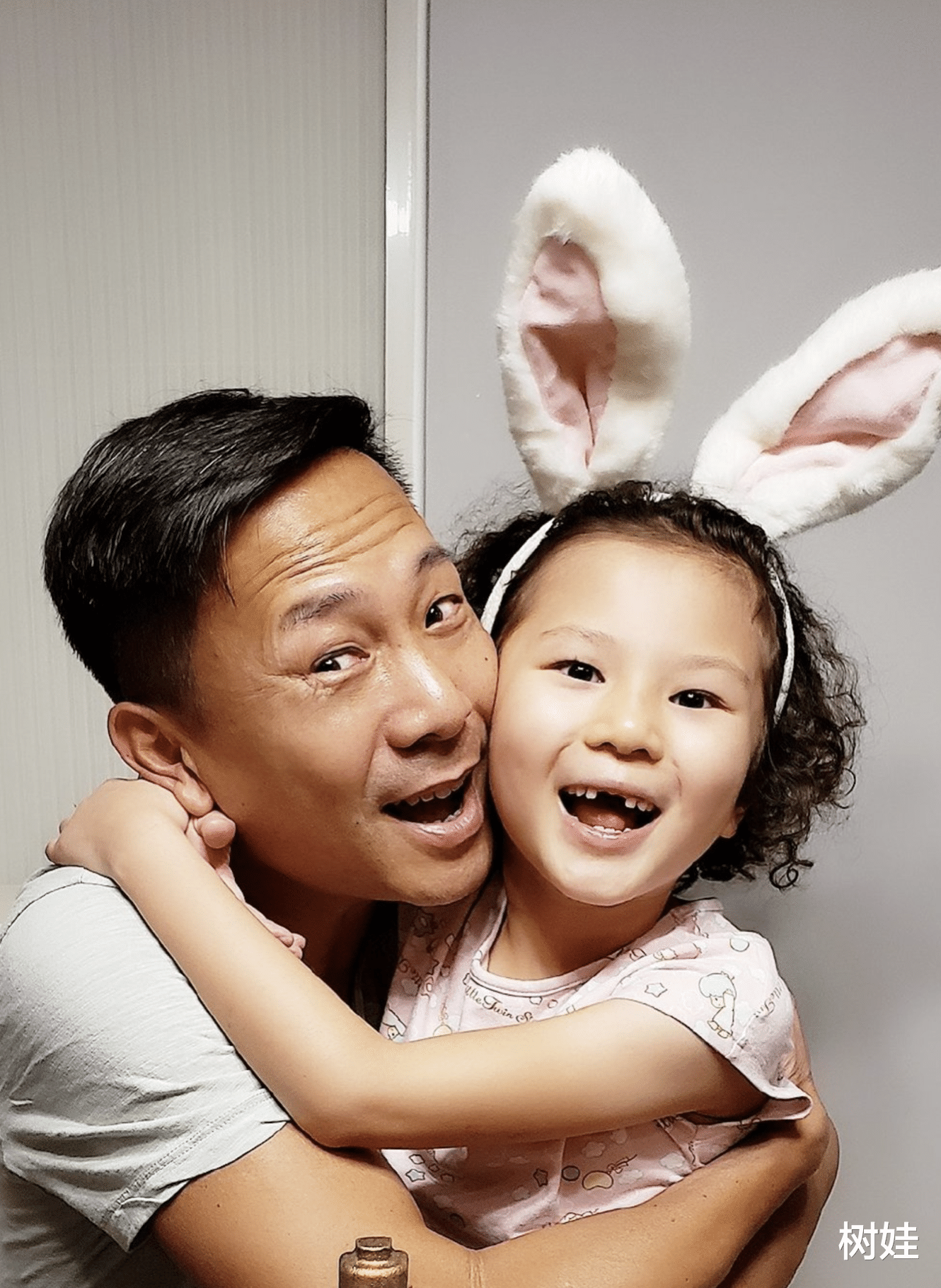 陈国邦|TVB艺人陈国邦转签英皇,期待与谢霆锋合作,自曝为女儿推掉戏约