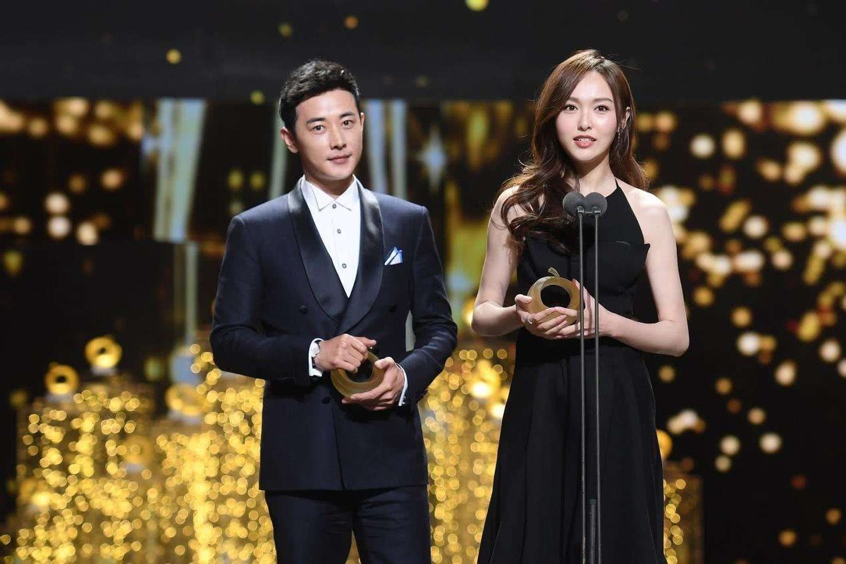 唐嫣|唐嫣现身商场阵仗大！众多保镖围成人墙护送，穿吊带裙身材完美