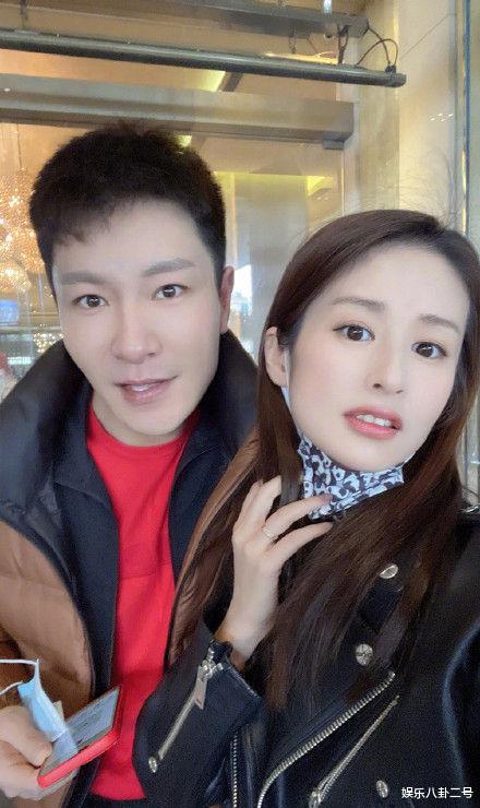 王宝强|三八节明星怎么过？迪丽热巴公布喜讯，黄晓明送出超大玫瑰花