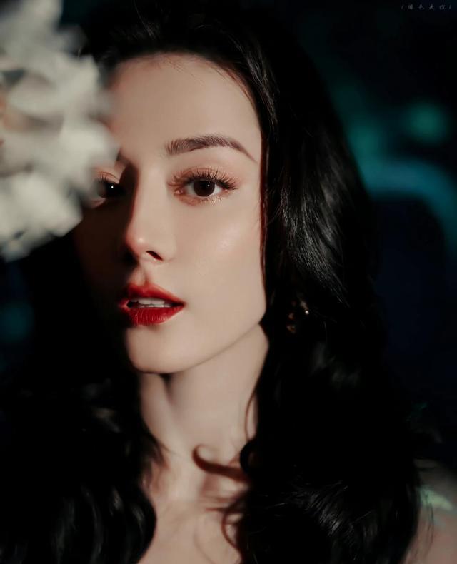 迪丽热巴|迪丽热巴的这组图，女人的性感展现的淋漓尽致