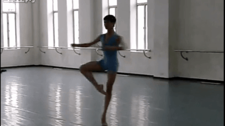 宋茜|第一位！中国芭蕾王子诞生，八块腹肌刷爆全网：谁说中国人当不上首席？