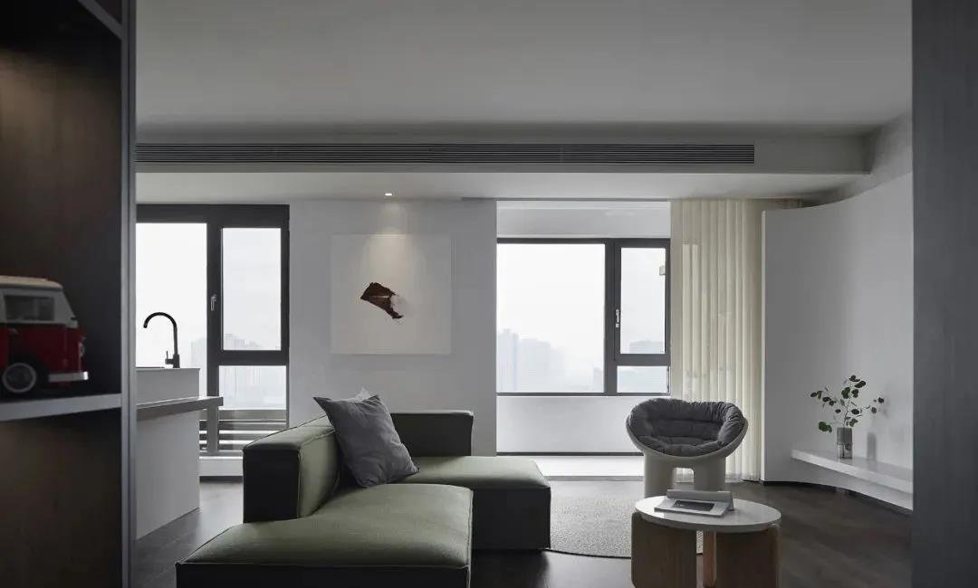 120平现代风三居室,客厅通铺木地板,顶面无主灯设计干净利落