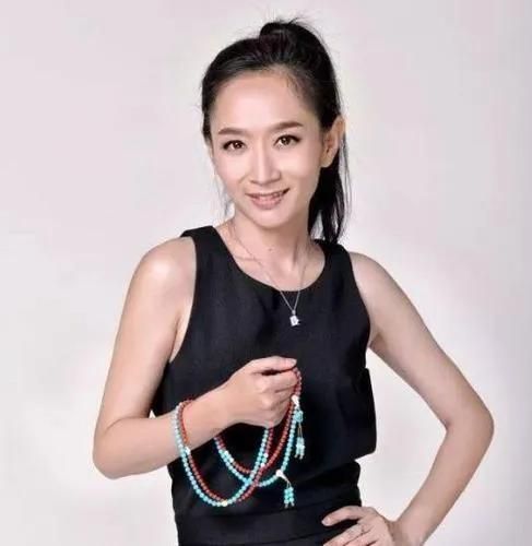 张艺兴|主持人王芳,嫁大15岁丈夫,怀孕8个月还在工作