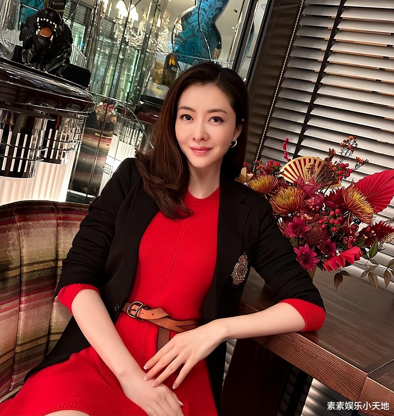 孔雪儿|熊黛林送元宵节祝福，红裙和鲜花很耀眼，吃汤圆分享幸福生活