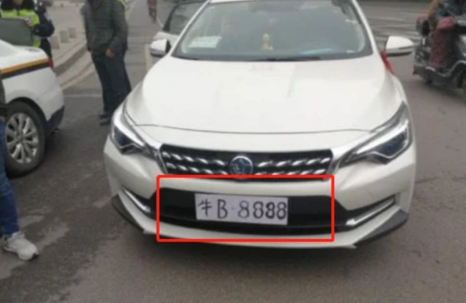同款奥迪A8路上相遇,车牌号相撞,车主还长得一样