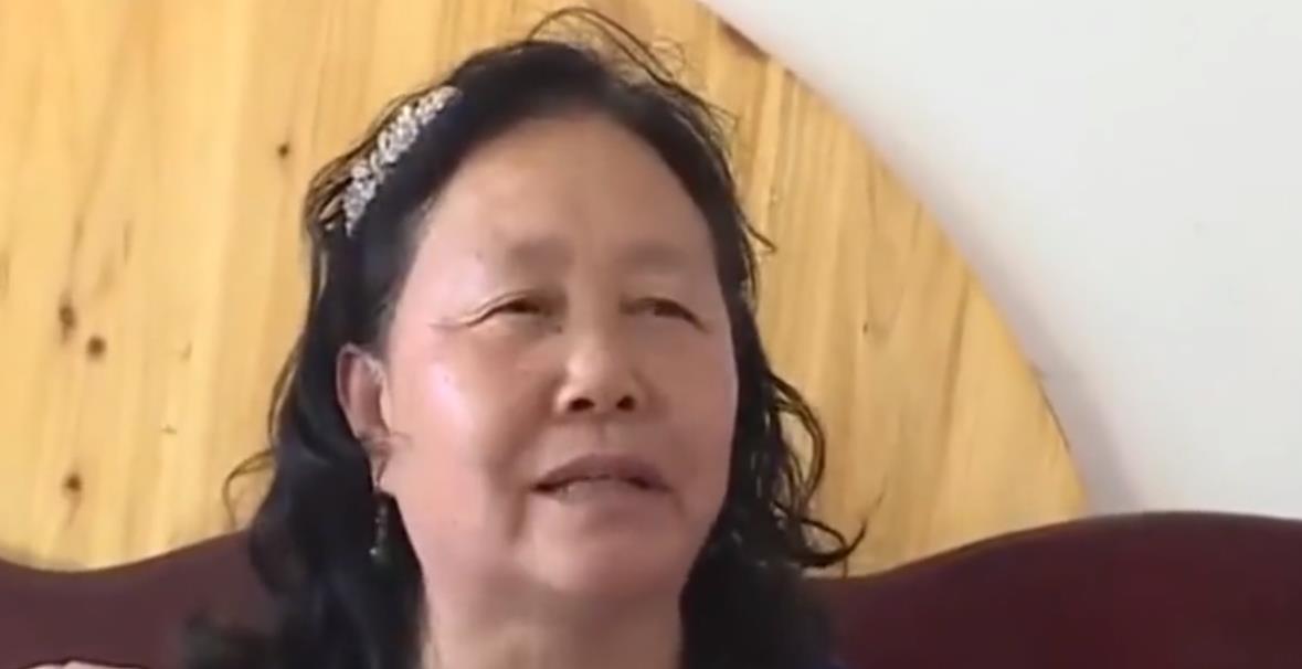 81岁老人再婚后偷卖房产,要求儿子给继母养老,儿子:你们必须离