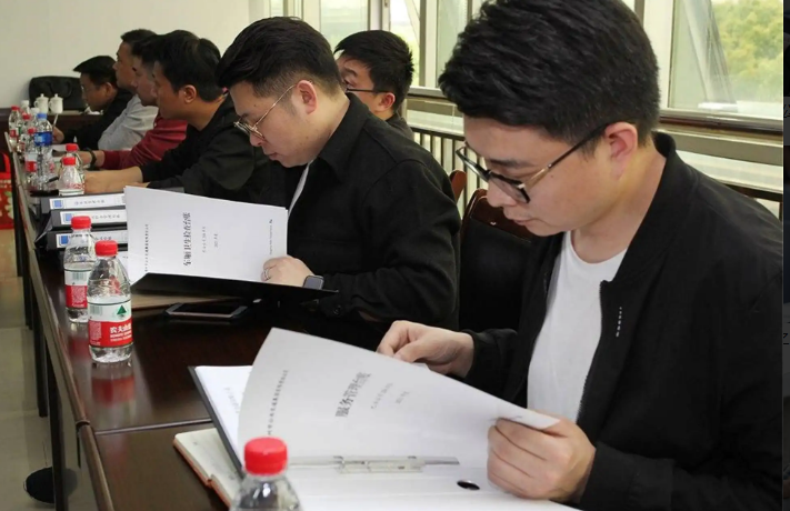 李少莉因“耳钉事件”被查后,重返岗位低调很多,衣着都朴素了