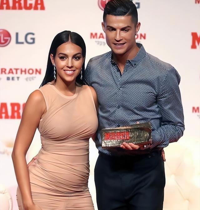 李咏|乔治娜晒侧身照秀身材，身穿印花开叉长裙，臀腰比卡戴珊更曼妙