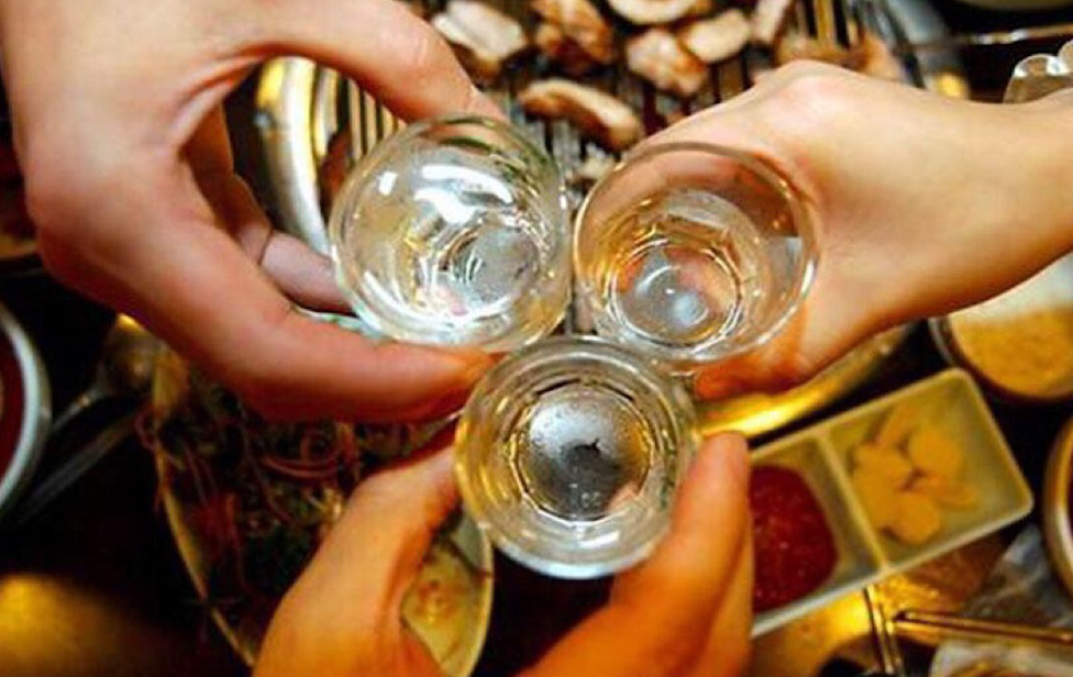 喝酱酒时为什么要配一瓶矿泉水？三个原因告诉你带矿泉水的好处