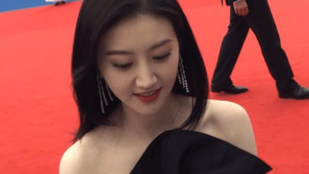 景甜 路人镜头下的景甜长什么样？关掉10级美颜后，终于相信张继科审美了