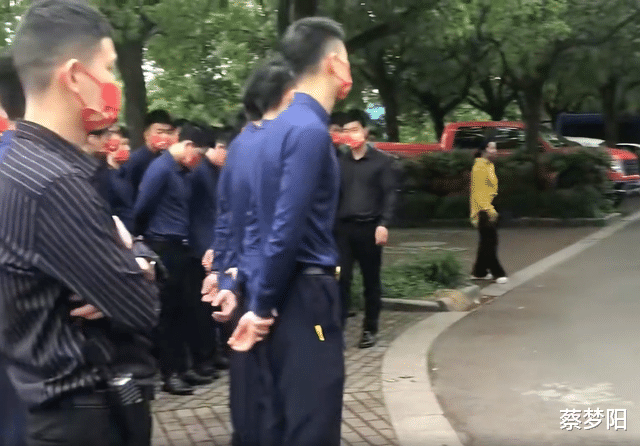 |公司开展消防演练，女员工穿短裙黑丝出镜，围观男士个个口水直流