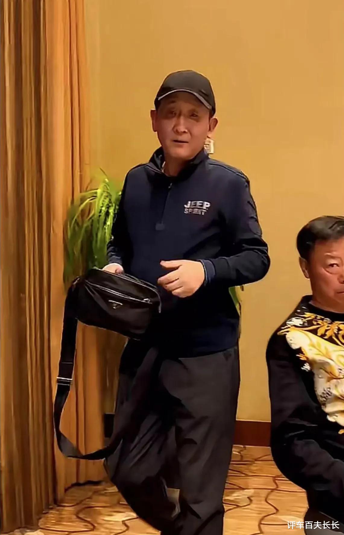 梁天|老戏骨梁天和好友聚餐，主动付钱一个包上万元