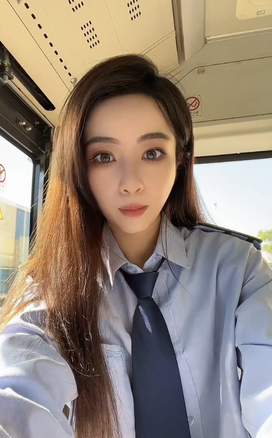 西安900路公交女司机走红,风姿绰约面容姣好,却也引发不少争议
