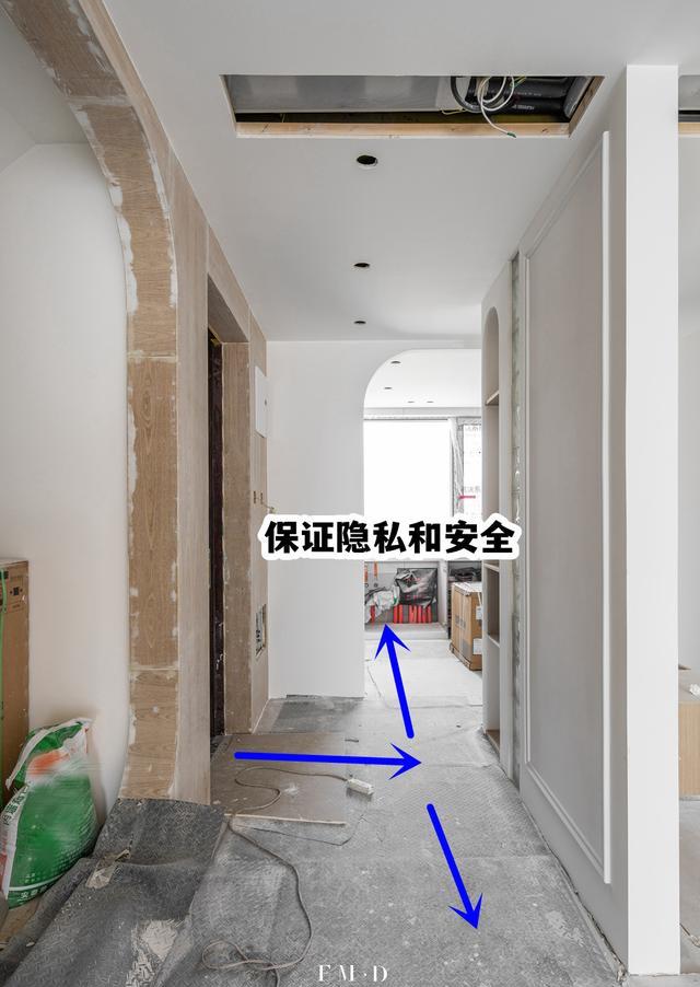 入户对着卫生间门?仅靠一堵假墙搞定,而且还自带多功能!