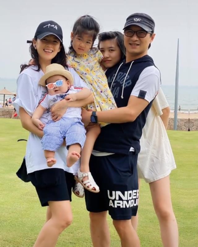 章子怡|章子怡逛街被拍,手机放屁股兜、挂件瞩目,与友人牵手小跑过马路