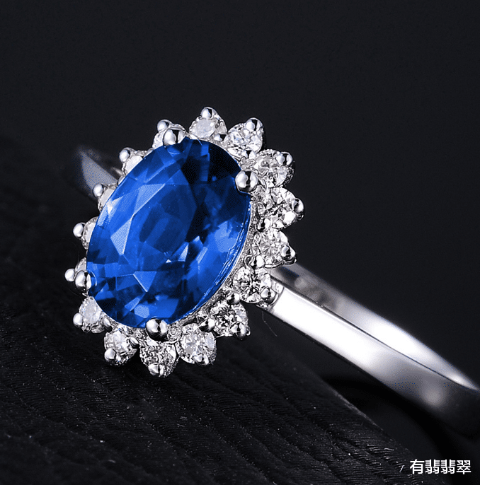 蓝宝石|刘涛白色礼服配蓝宝石，给人一种优雅气质！那对于蓝宝石的鉴别你了解吗