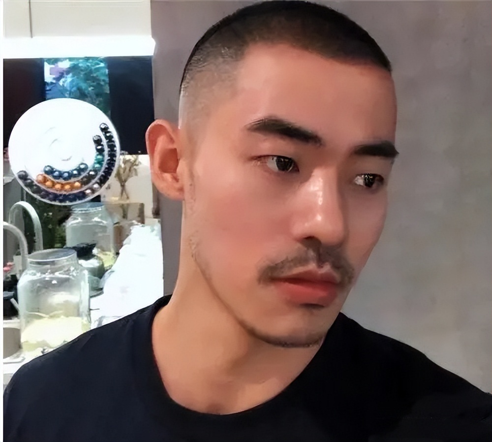 番茄 到了中年后，为什么很多人都“剃光头”，看这三点你就明白缘由了