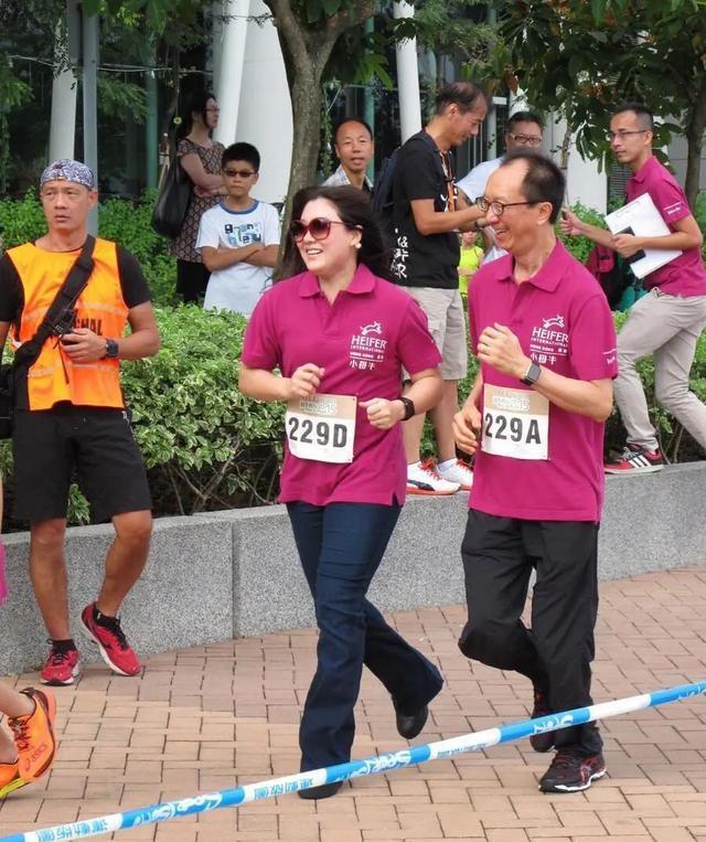 伏明霞|梁锦松的基因真有趣，传男不传女，两个儿子没有一个长得像伏明霞